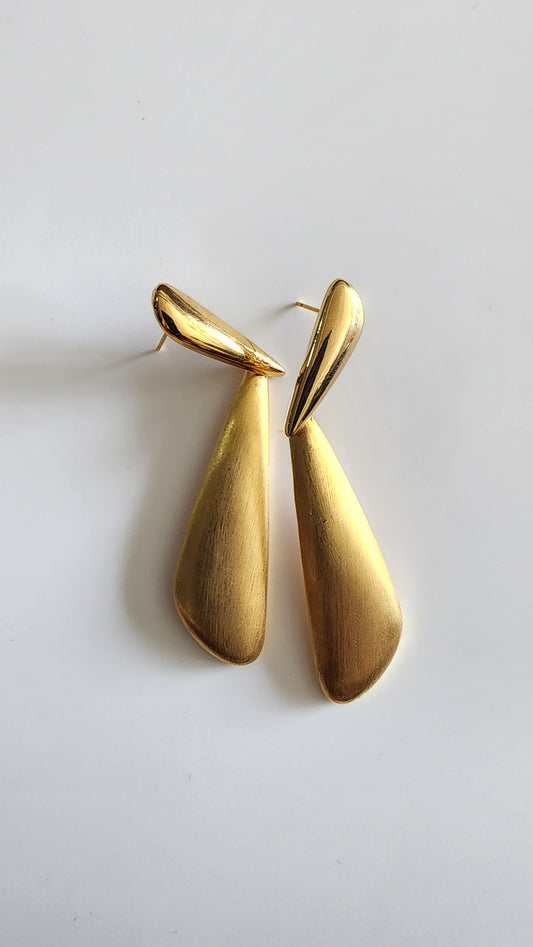 Gold dangling lightweight earrings